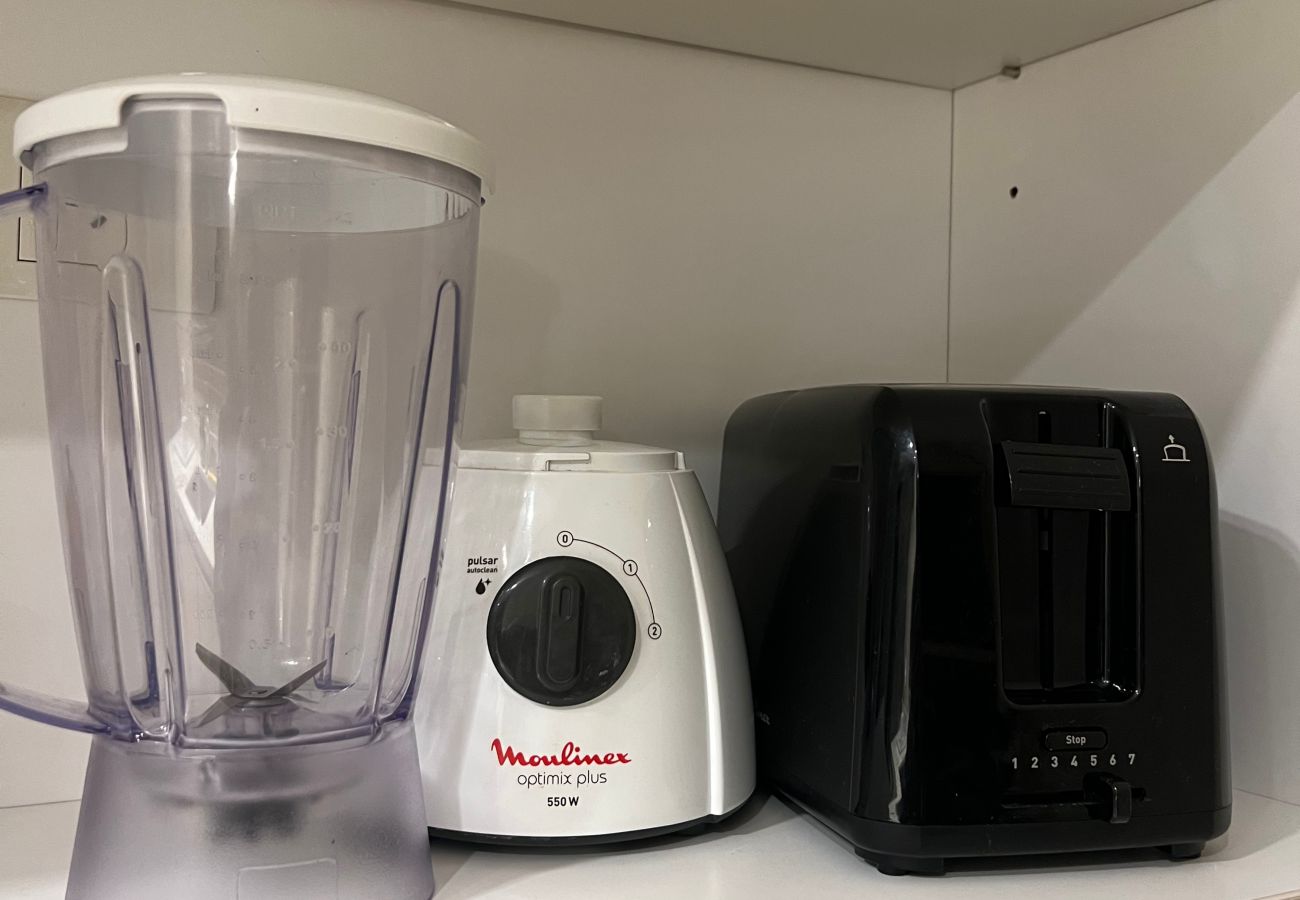 Detalle de la cocina del departamento Arrayán -1A con licuadora y tostadora disponibles para los huéspedes.